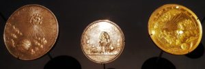 Pièces de monnaie - Le Monde En Sphères - Louvre Abu Dhabi